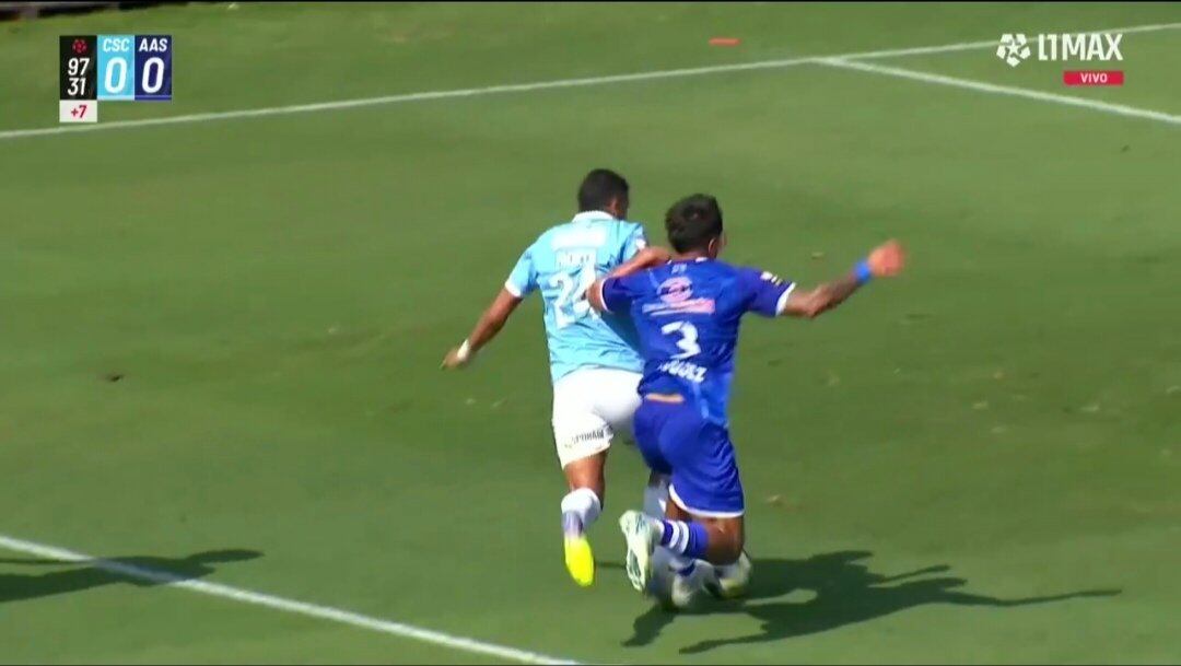 A los 96 minutos de juego, tras disputar el balón con el defensor Christian Vásquez. El árbitro fue llamado por el VAR, pero decidió no revisar la jugada.