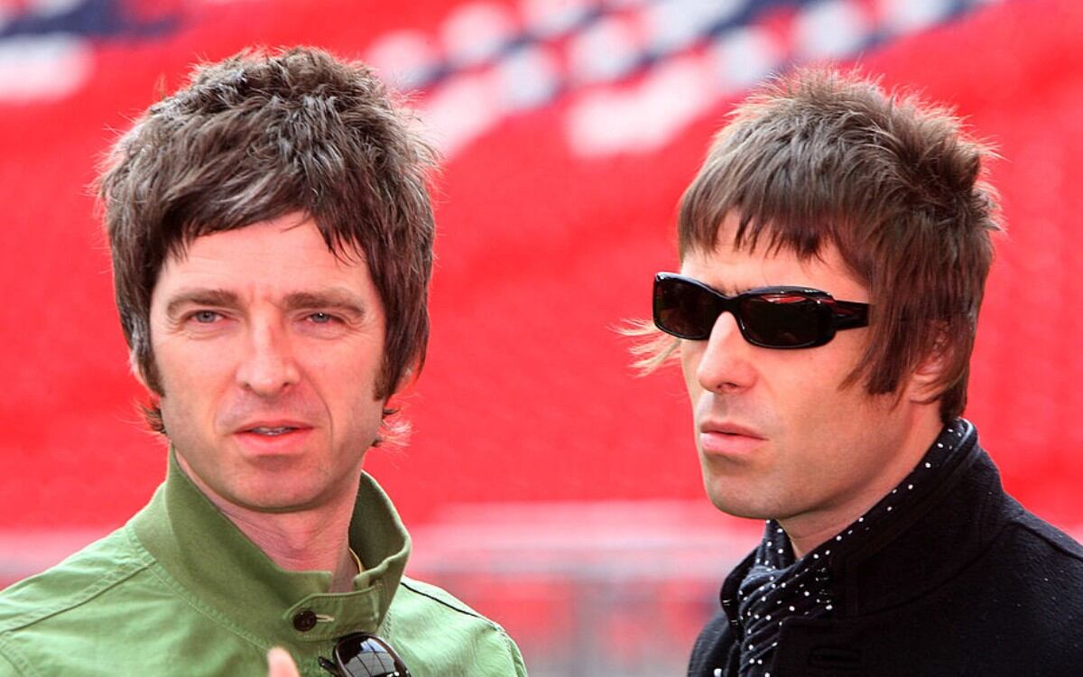 Liam Gallagher y Noel pusieron fin a 15 años de enemistad para reunirse en la gira mundial de Oasis, que comenzó con un concierto masivo en Cardiff. (Foto: Dave Hogan / Getty Images)