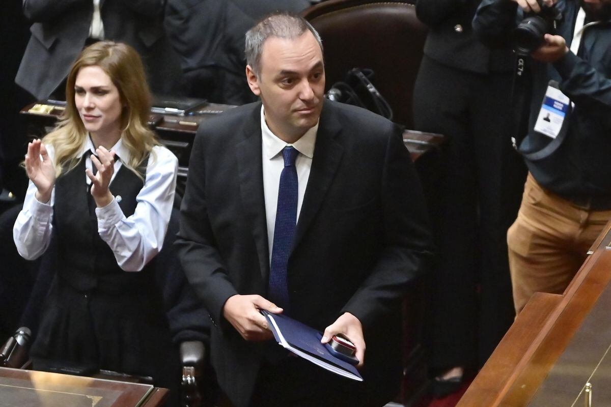 Manuel Adorni: jefe de Gabinete de Argentina admite que ocultó 500 mil dólares de declaración jurada