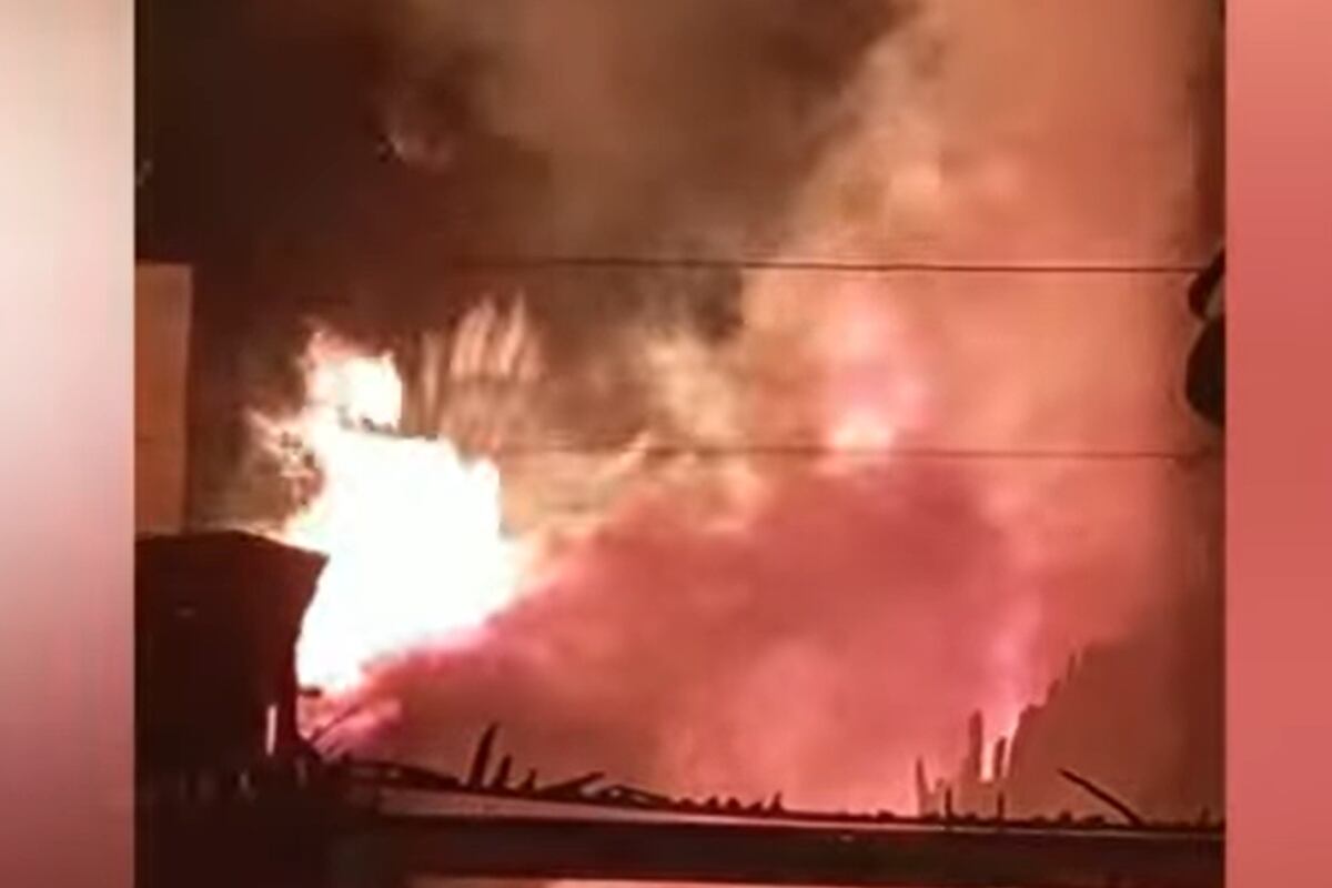 Bomberos lograron controlar el incendio pese a la falta de agua. (Foto: Captura / TV Perú)