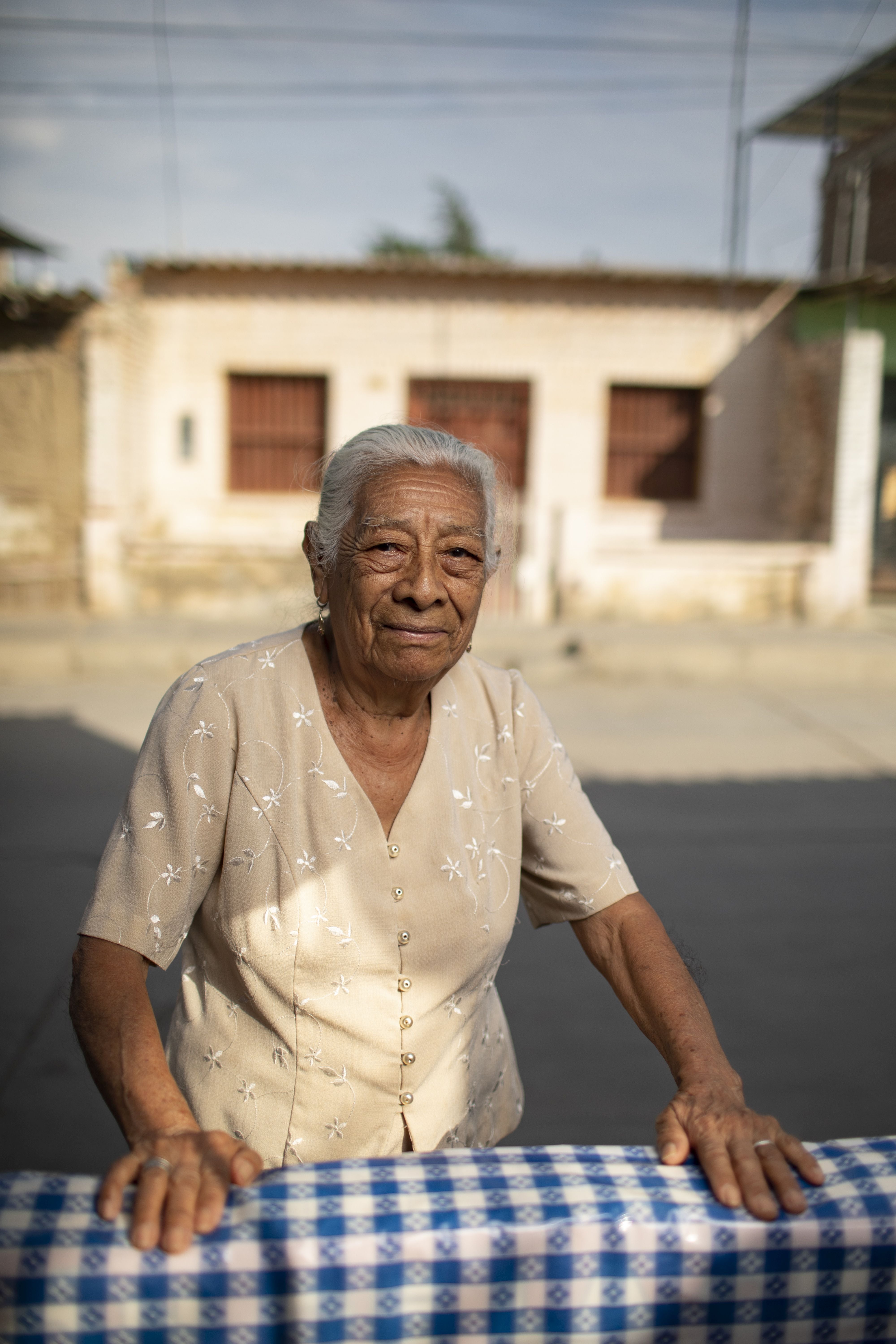 Doña Siberia Viñas, de 91 años, aprendió todo lo que sabe de la cocina tradicional, de su madre. Extraña la picantería, pero no ha dejado de cocinar sus platos favoritos a la leña.