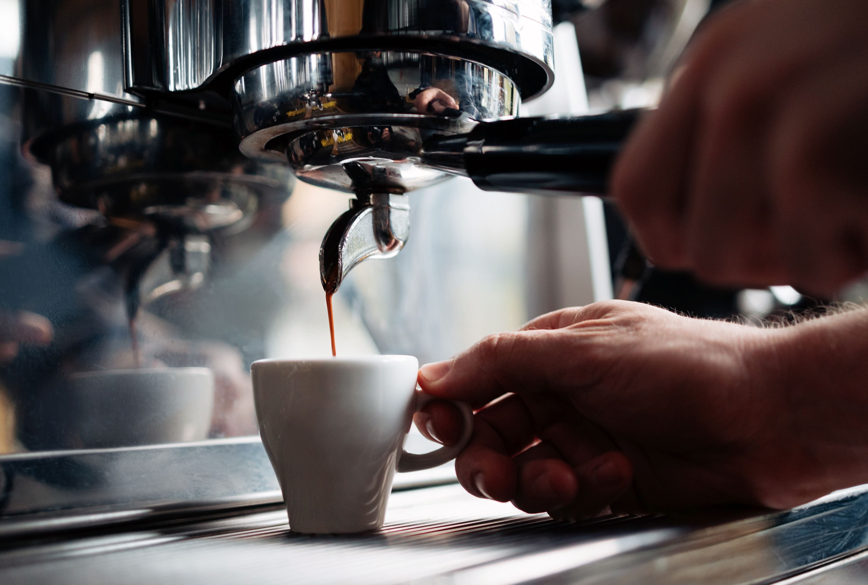 El café es una de las bebidas más populares en todo el planeta; sin embargo, su consumo excesivo está relacionado con el aumento de presión arterial. (Foto: miniseries/iStock)