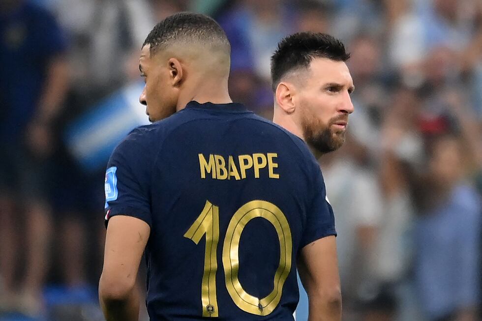El delantero francés firmó un doblete espectacular ante Suecia y quedó a un solo festejo de alcanzar el récord absoluto de Lionel Messi. Conoce cómo se mueve el Top 10 histórico de la FIFA en pleno desarrollo del torneo. (Photo by FRANCK FIFE / AFP)