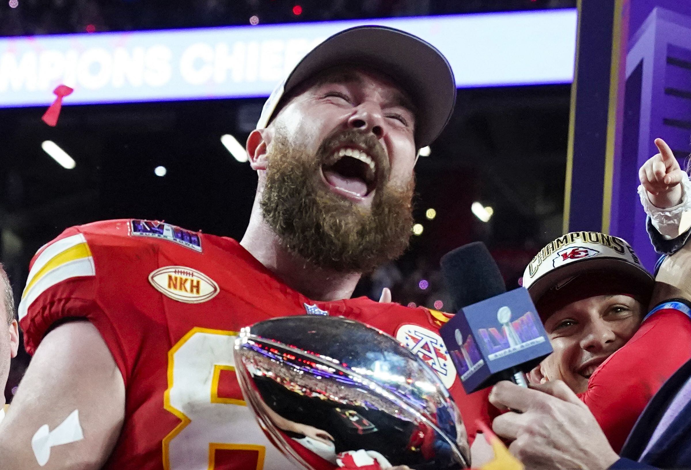 En esta imagen se puede apreciar a Travis Kelce celebrando la victoria en el Super Bowl LVIII. (Foto: Timothy A. Clary / AFP)