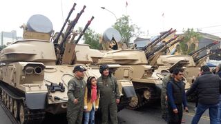 Parada Militar: asistentes se toman fotos con delegaciones de Fuerzas Armadas y PNP