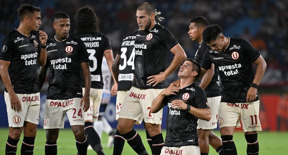 Aldo Corzo celebra arrodillado y mirando al cielo su gol ante Junior por la Copa Libertadores 2024. (Foto: AFP)