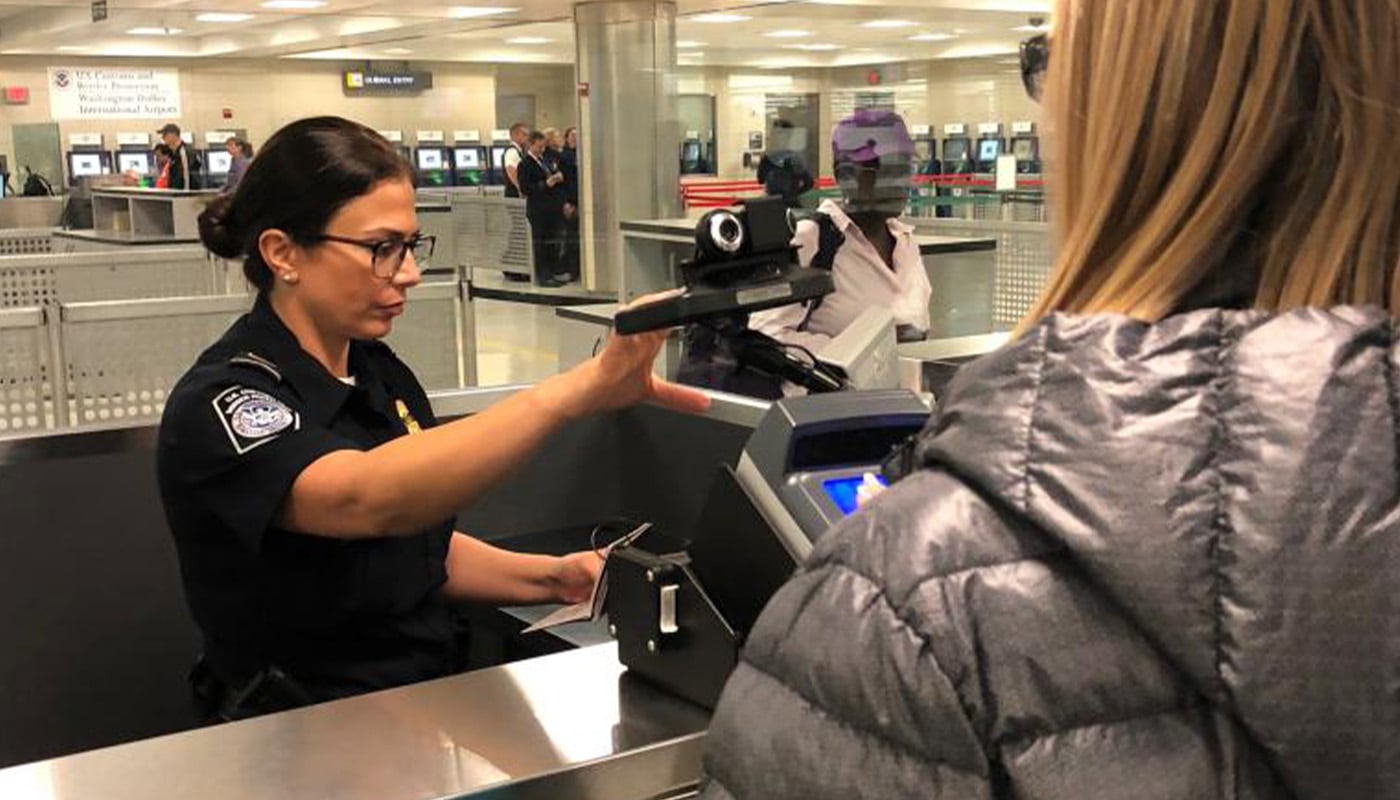 Los abogados advierten que CBP en EE.UU. podría enviar a un residente con Green Card a un proceso migratorio si encuentra inconsistencias. | Crédito: CBP