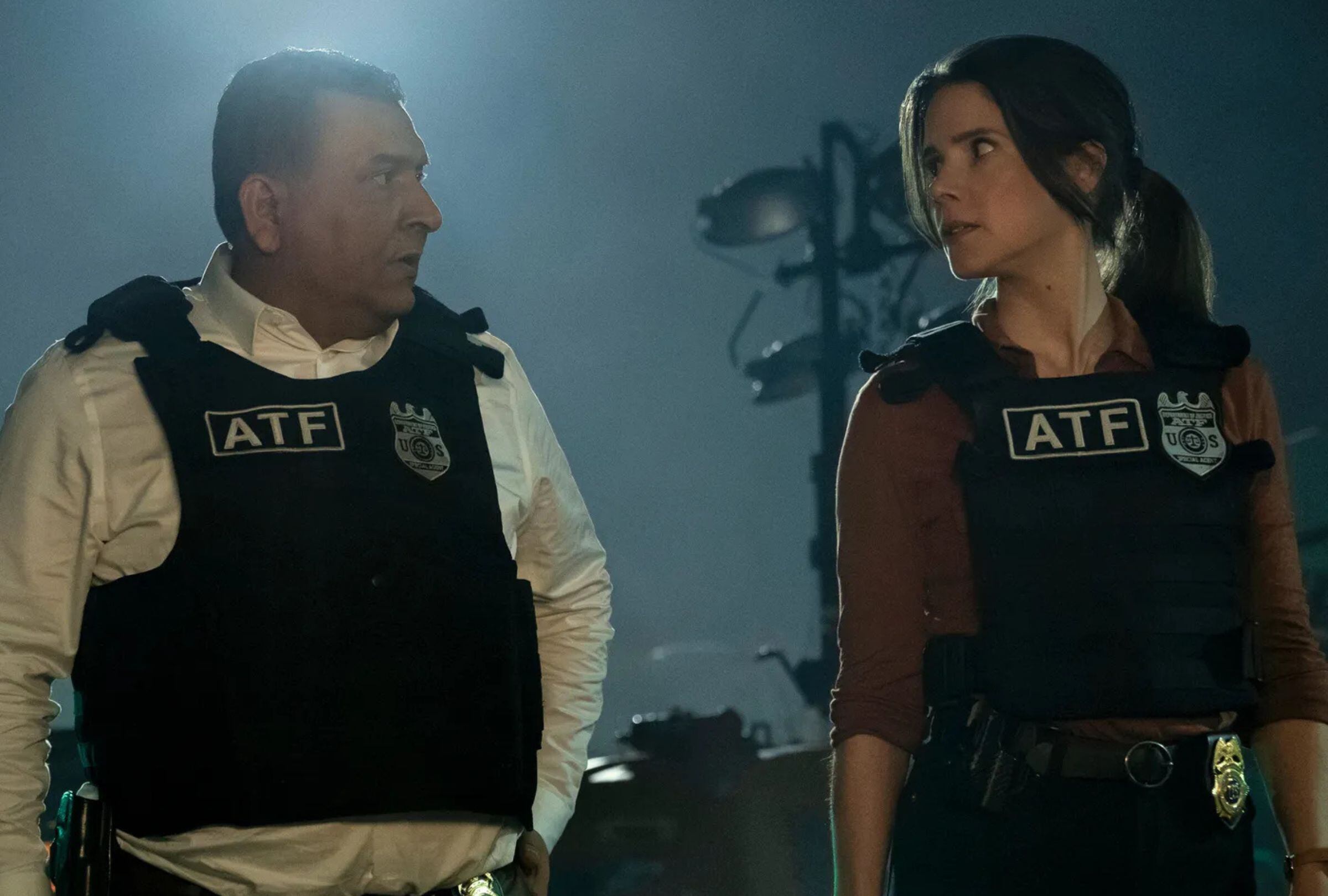 Roberto Montesinos como Guillermo Villanueva y Sonya Cassidy como Susan Duffy en una escena de la temporada 3 de la serie "Reacher" (Foto: Amazon Studios)