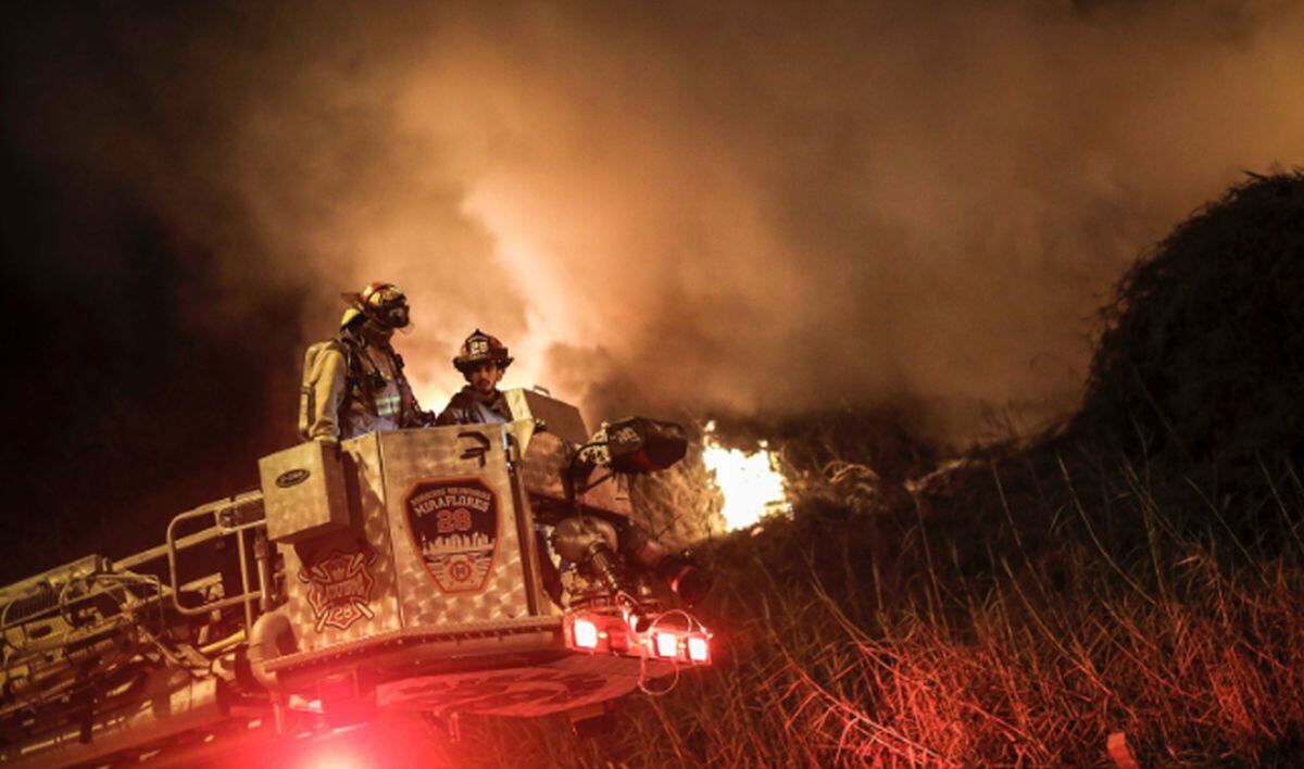 Más de 10 unidades de bomberos fueron necesarias para atender esta emergencia que generó alarma entre los vecinos | Foto: Joel Alonzo/ @photo.gec