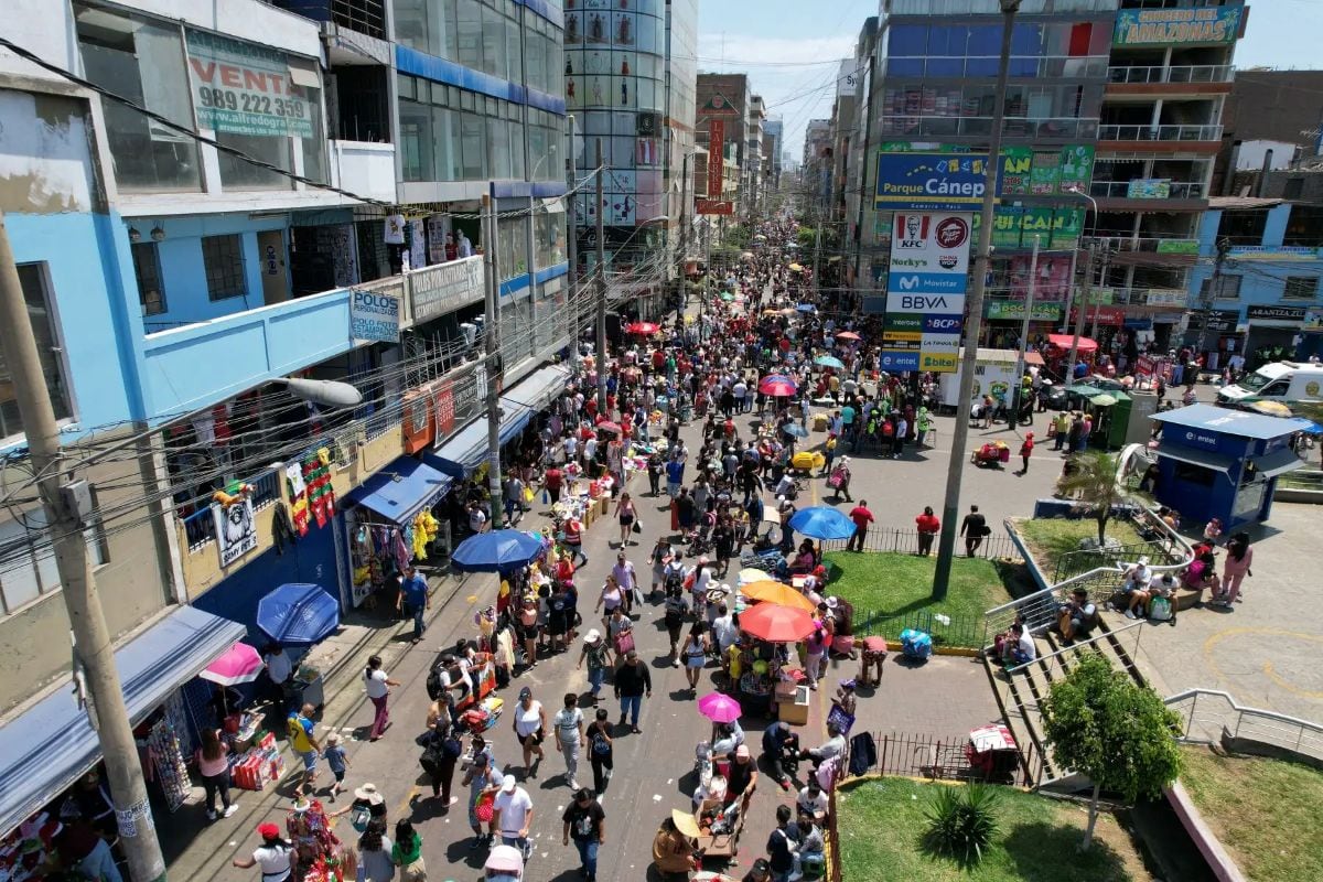 El anuncio se dio como parte del encendido de dos árboles navideños en el citado emporio. Foto: Andina/ Referencial.