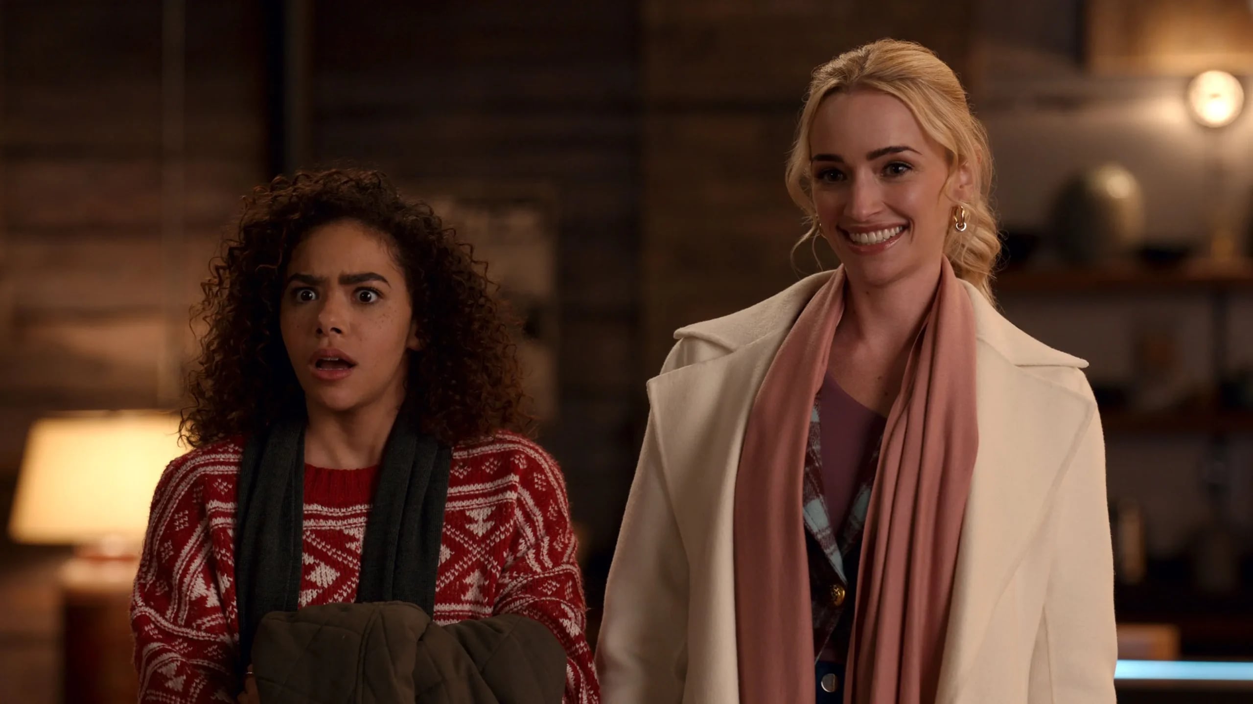 Antonia Gentry como Ginny y Brianne Howey como Georgia en una escena de la serie "Ginny & Georgia" (Foto: Netflix)