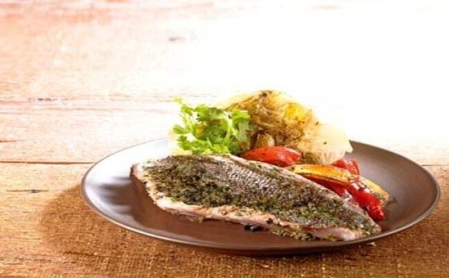 Chita criolla coronada con lechugas y pimiento a la parrilla
