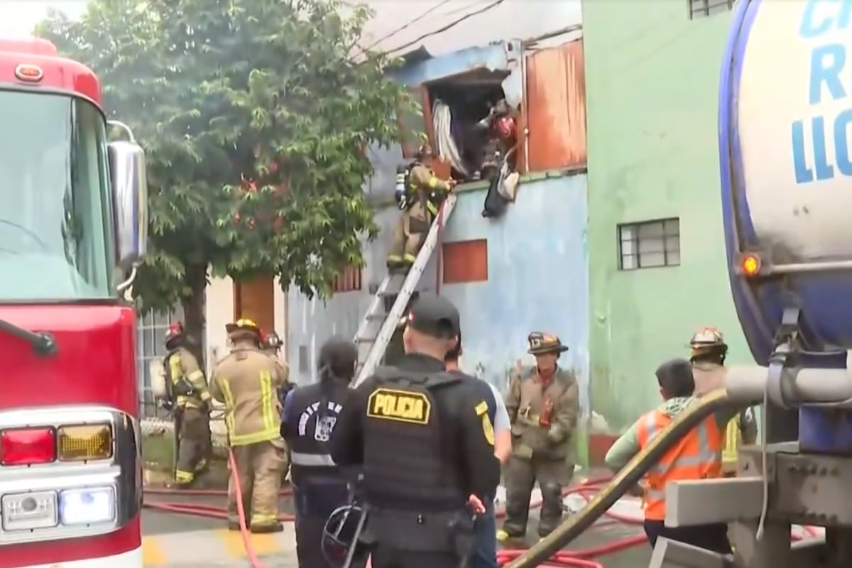 Vecinos de Chorrillos viven momentos de tensión por incendio que alcanzó tres viviendas. (Foto: Captura/Latina)