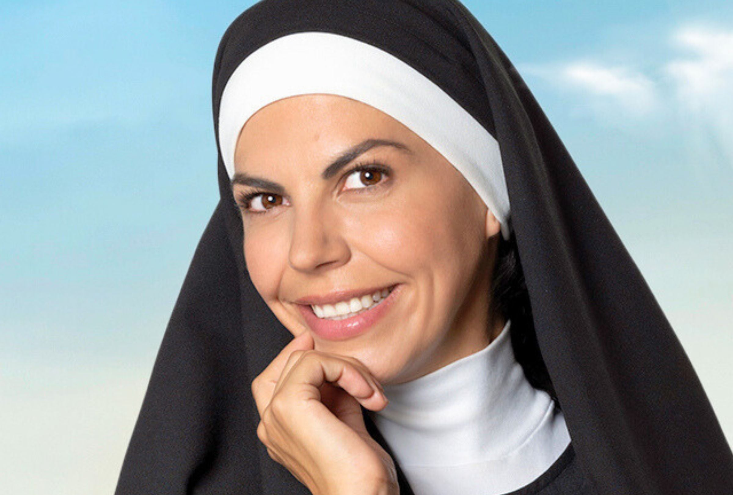 La actriz mexicana África Zavala asume el rol protagonista de la Hermana Celeste en "Monteverde", telenovela inspirada en la serie chilena "Isla Paraíso" (Foto: TelevisaUnivision)