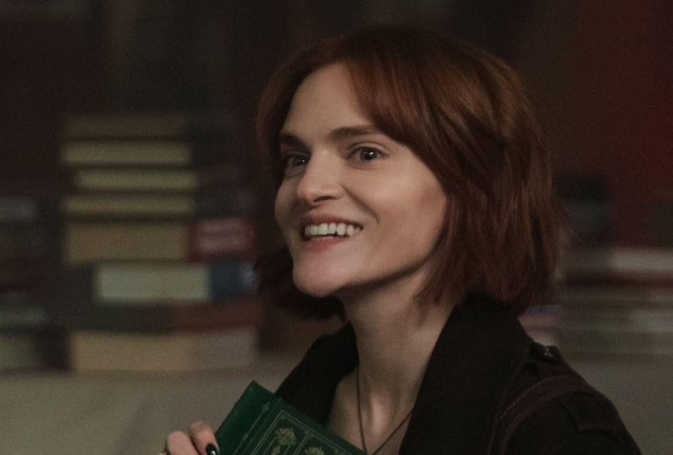 Madeline Brewer es Bronte en una escena de la temporada 5 de la serie "You".