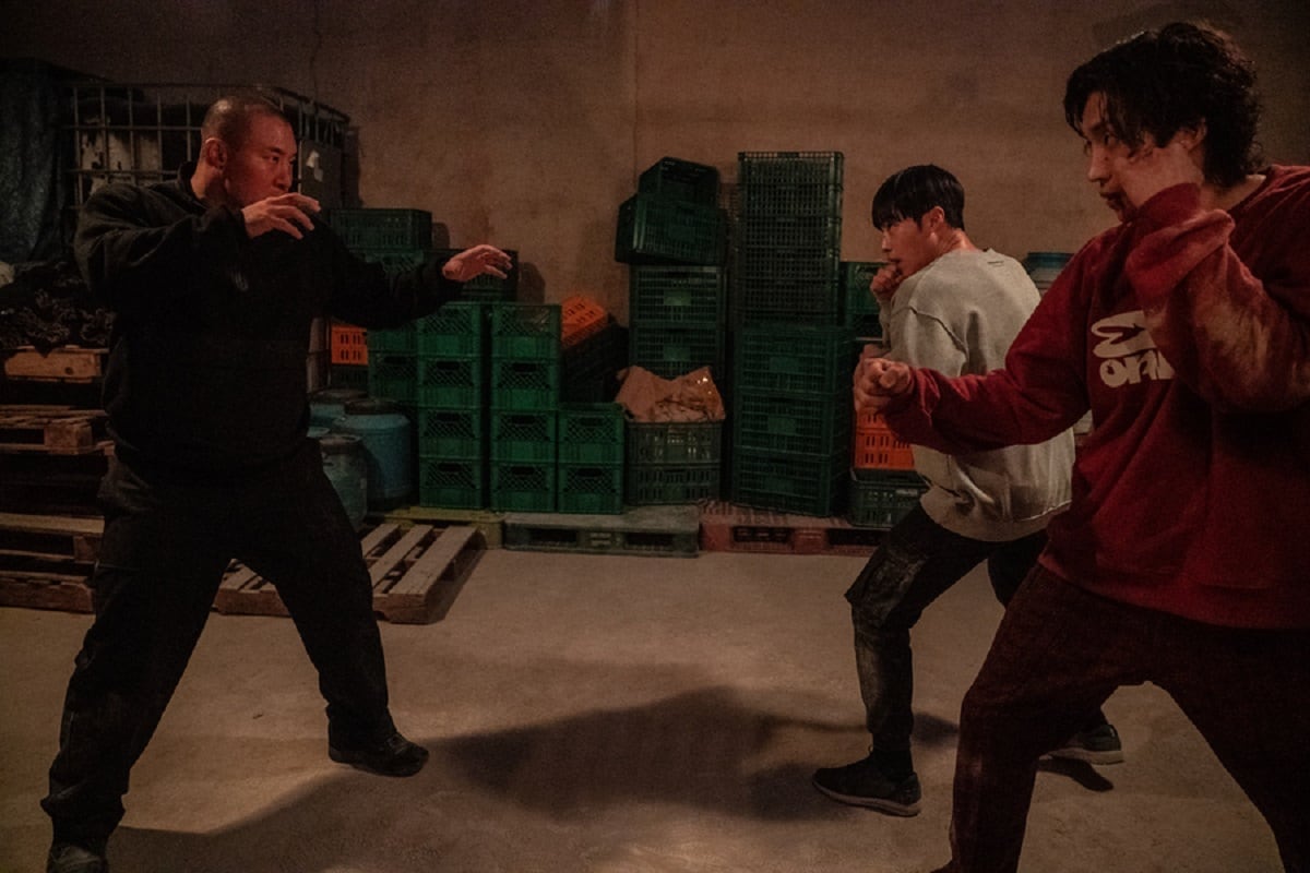 Kim Gun‑woo y Hong Woo‑jin enfrentando a In-beom en la serie surcoreana "Sabuesos" (Foto: Netflix)