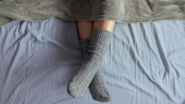 Los expertos en psicología coinciden: las personas que duermen con calcetines puestos intentan crear entornos seguros en su vida