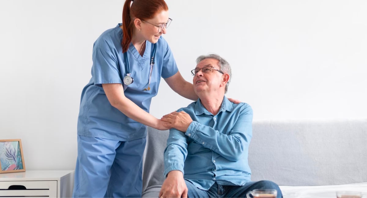 Se debe considerar que las enfermeras sean capacitadas para que cuide a un adulto mayor. Foto: FreePik.