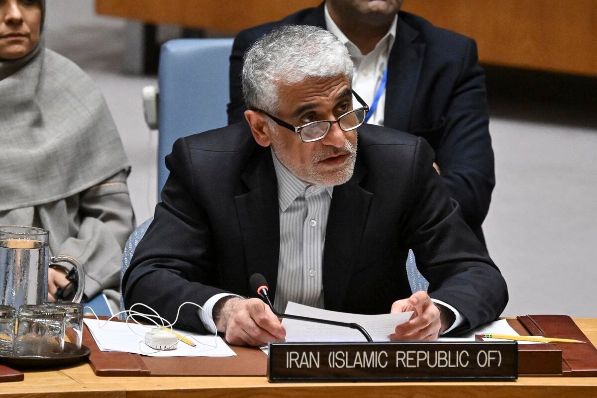 El representante de Irán ante la ONU, Amir Saeid Iravani, habla durante una reunión del Consejo de Seguridad de la ONU sobre el conflicto entre Israel e Irán en la sede de las Naciones Unidas, el 24 de junio de 2025. (Foto de ANGELA WEISS / AFP)