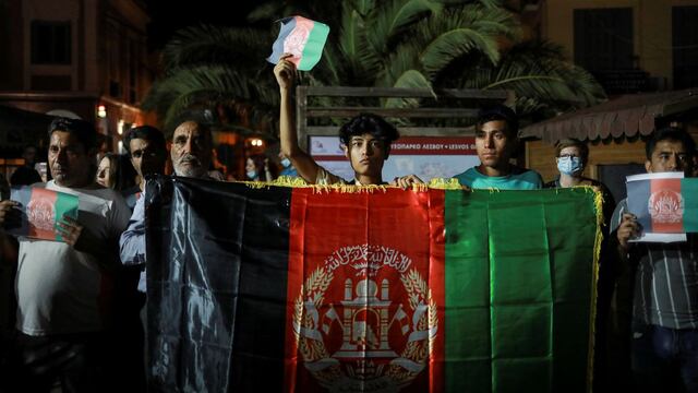 Afganos en Lesbos cantan su protesta contra toma de poder de talibanes