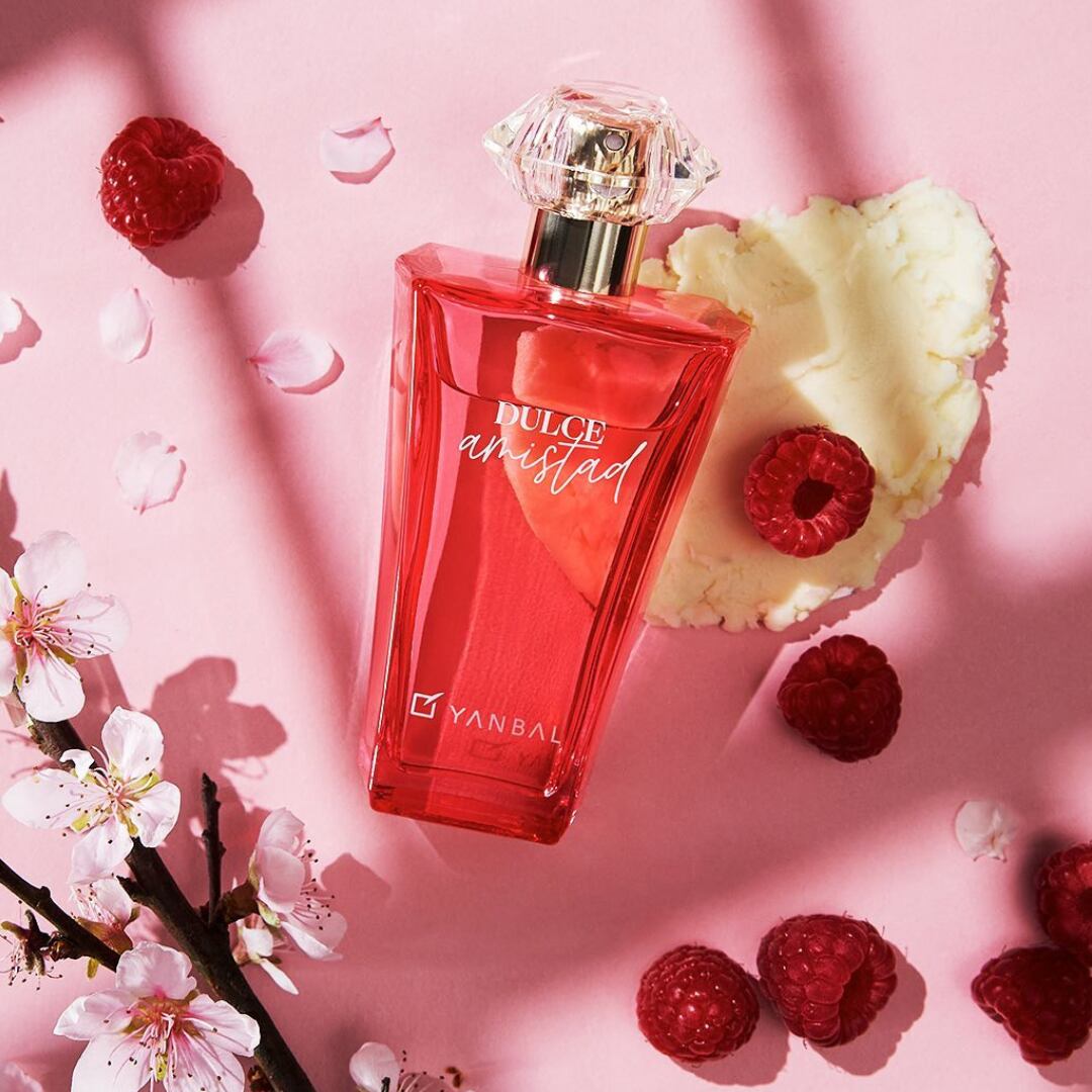 Si eres de las que aman los clásicos y prefieren fragancias sutiles que se camuflen de forma natural, los aromas dulces y frutales son para ti. El perfume “Dulce Amistad” de Yanbal evoca la feminidad y delicadeza con sus notas de frambuesa, flor de cerezo y la clásica vainilla en helado.
(Foto: Yanbal)