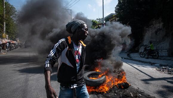 Manifestantes incendian neumáticos durante una protesta en Puerto Príncipe, Haití, el 12 de marzo de 2024. (Foto de Johnson Sabin / EFE)