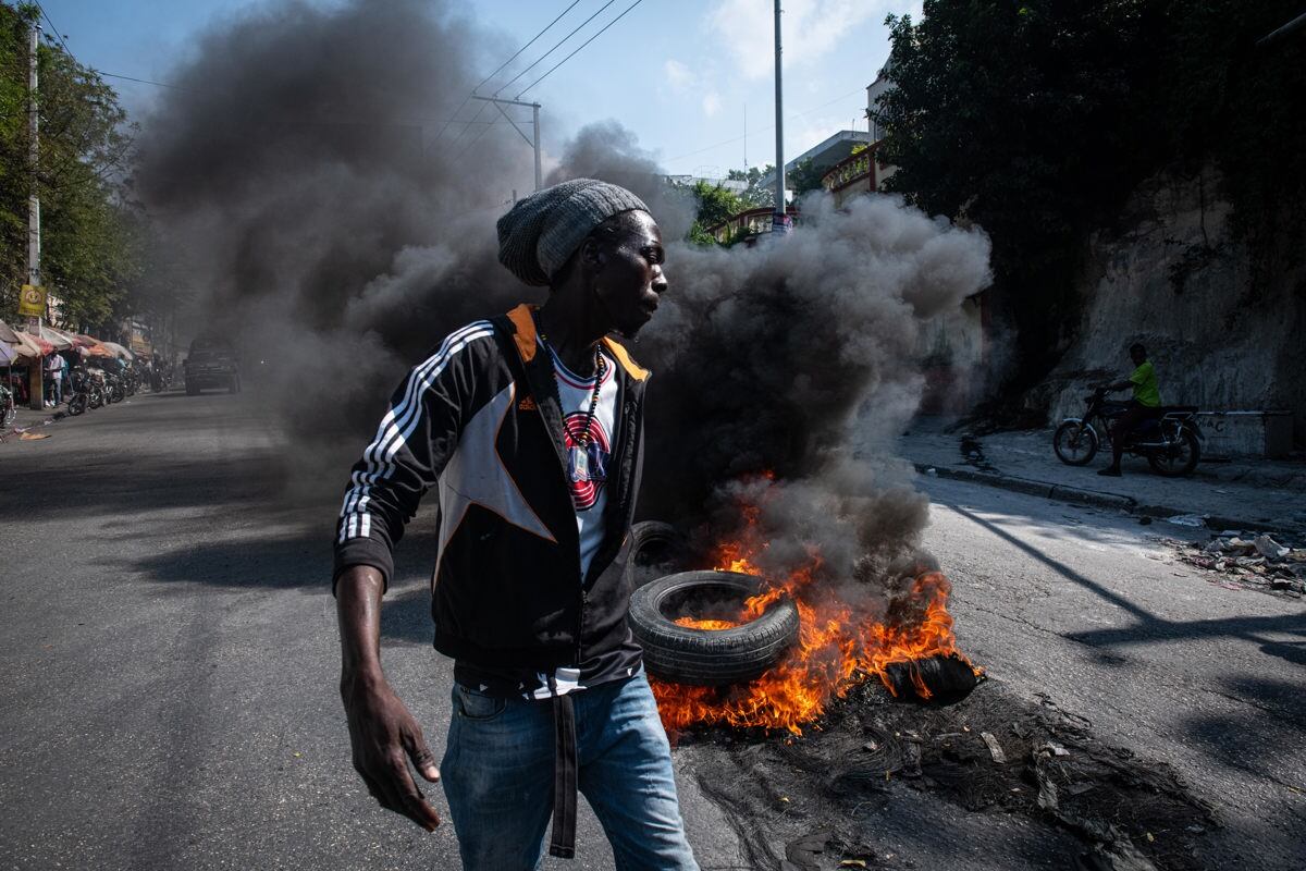 Manifestantes incendian neumáticos durante una protesta en Puerto Príncipe, Haití, el 12 de marzo de 2024. (Foto de Johnson Sabin / EFE)