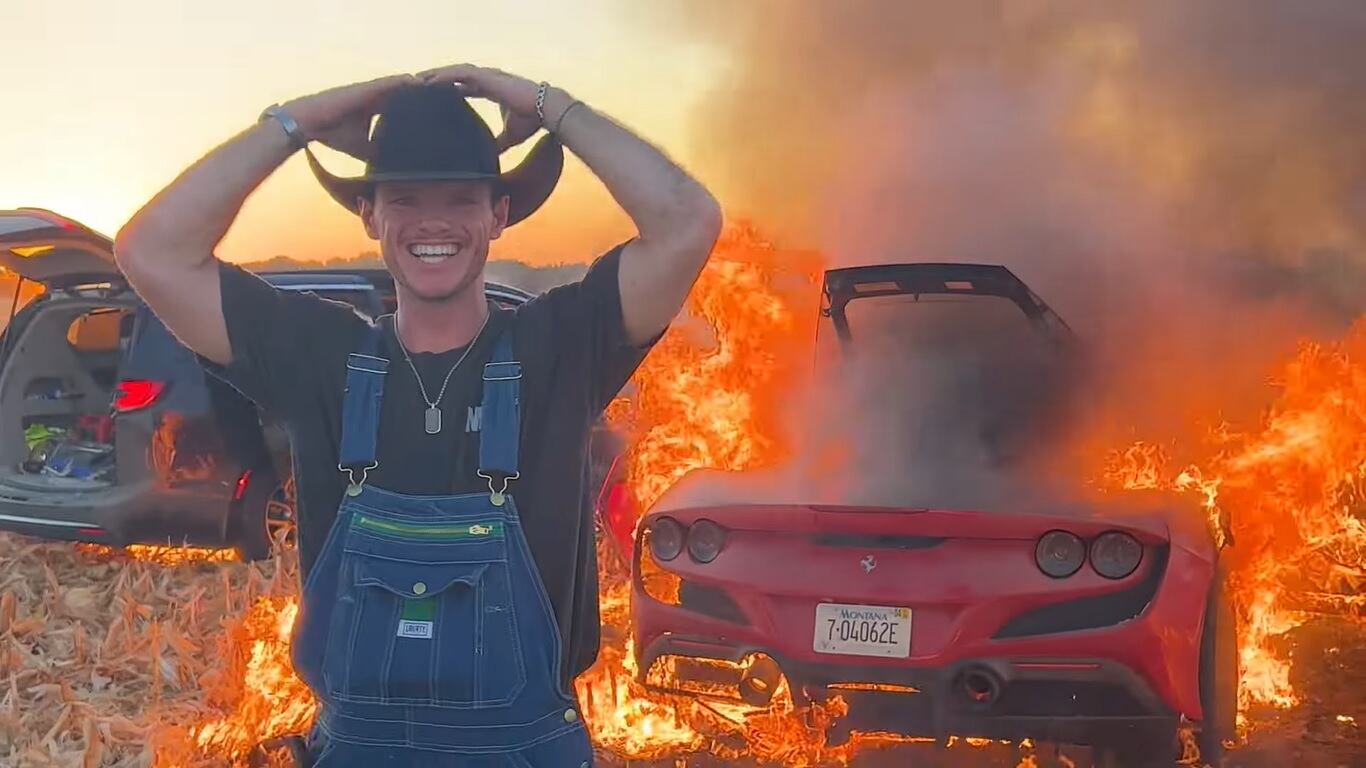 VIDEO VIRAL | En aproximadamente 5 minutos, el automóvil de $ 400,000 desapareció por completo y quedó reducido a cenizas. (Foto: WhistlinDiesel)