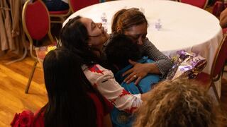 “Si un día no llego al bus a recogerte, no llores”: el duro mensaje de una mamá inmigrante a su hijo ante el riesgo de deportación