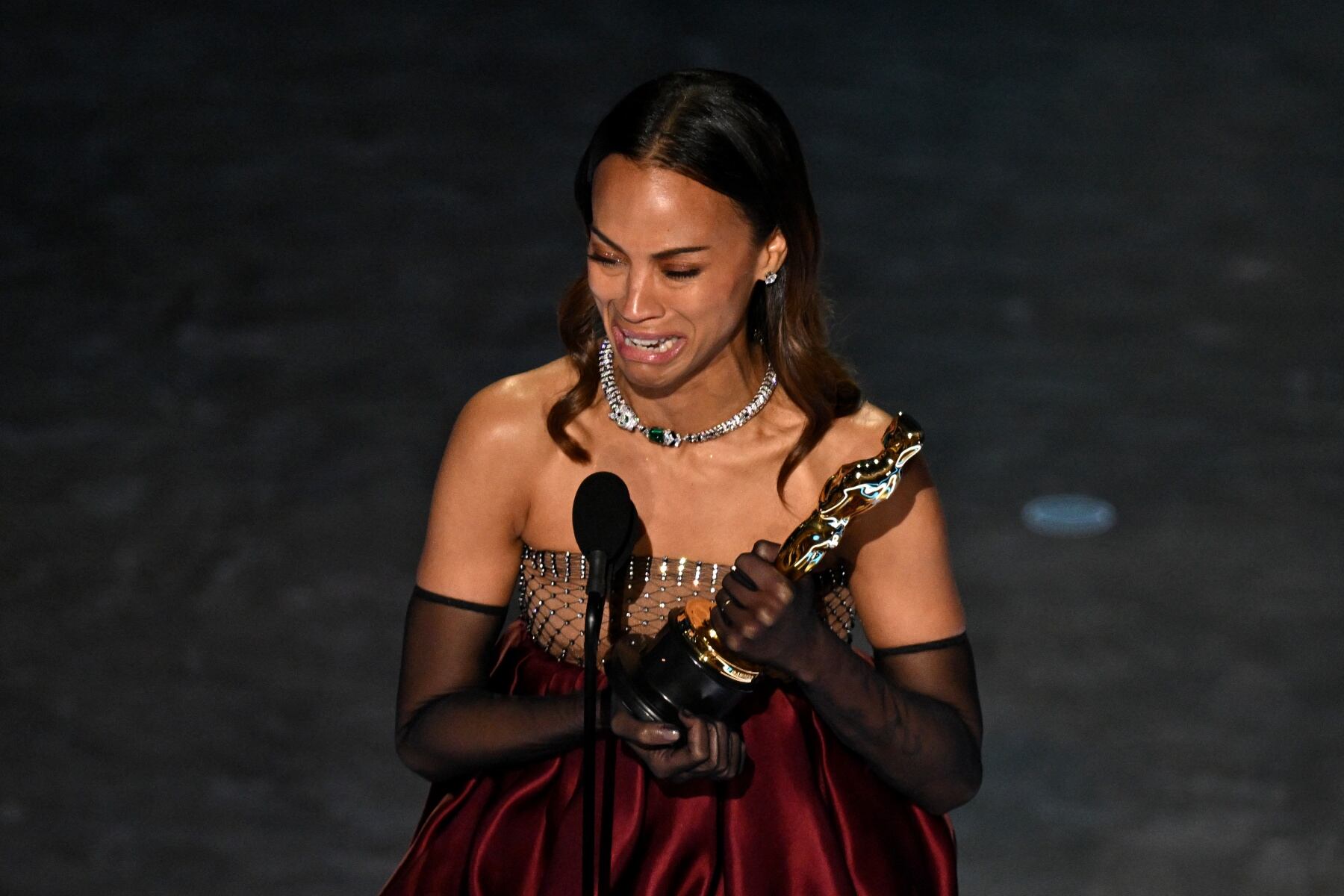 Zoe Saldana acepta el premio a Mejor actriz por "Emilia Pérez" en la 97 entrega del Óscar.