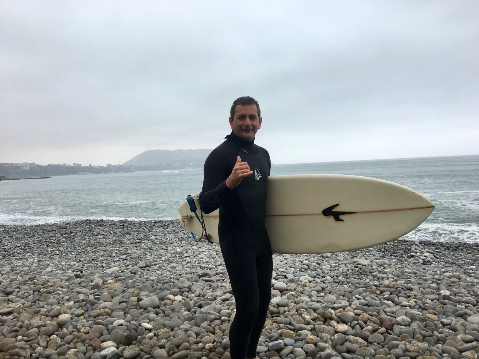Mauricio Castro se relaja en la playa. Planea volver a hacer surfing.