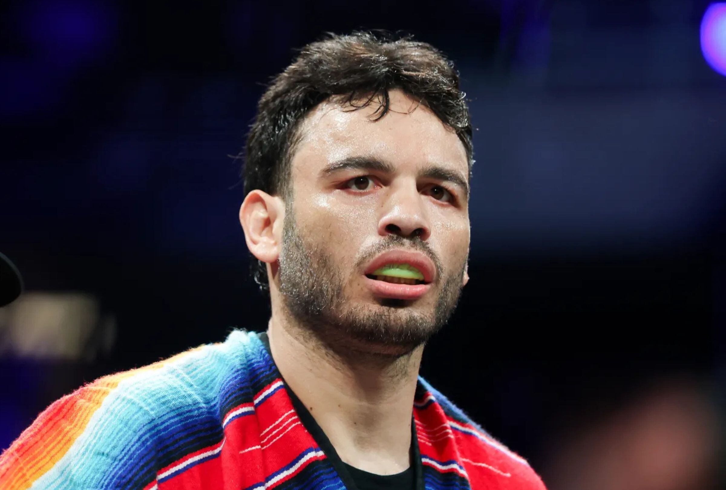 Julio César Chávez Jr. observa antes de su pelea contra Jake Paul en el Honda Center el 28 de junio de 2025 en Anaheim, California. (Foto: Getty Images / Cris Esqueda)