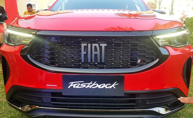 Todas las luces del Fastback son LED. Sus faros delanteros cuentan con encendido e intensidad automáticos.