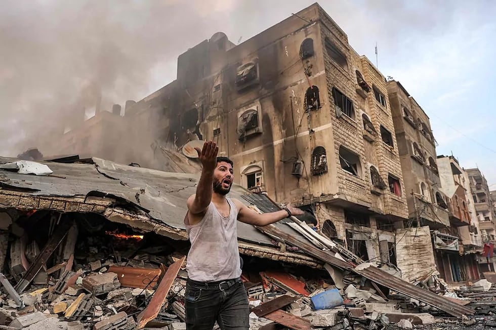 Un hombre sale de un edificio derrumbado tras un bombardeo israelí en Gaza. Foto: AFP