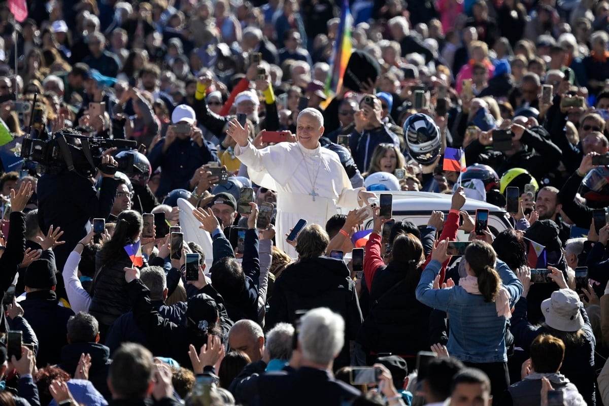 l Papa León XIV saluda a los fieles a su llegada para presidir la Audiencia Jubilar de los Migrantes y el Mundo Misionero en la Plaza de San Pedro, Ciudad del Vaticano, el 4 de octubre de 2025. (Foto: EFE)