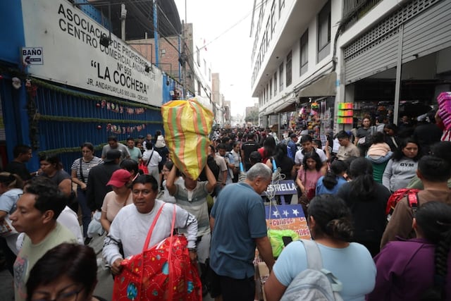 Mareas de compradores colman las calles principales de Mesa Redonda en plena campaña navideña. (Foto: GEC)