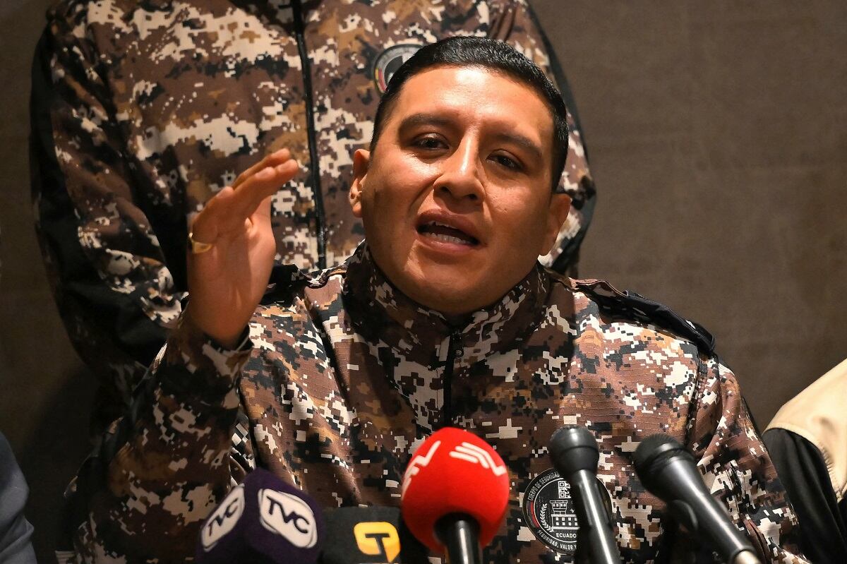 El representante de los guardias penitenciarios ecuatorianos Carlos Ordoñez habla durante una conferencia de prensa en Quito, el 16 de enero de 2024. (Foto de Rodrigo BUENDIA / AFP)