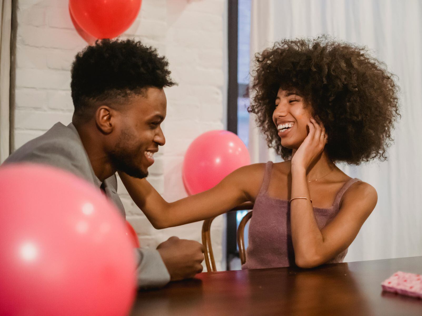 Estos son los colores para San Valentín que potencian el amor según el Feng Shui y entre estos están el rosa y rojo. (Foto: Andres Ayrton / Pexels)