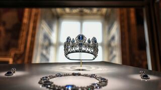 Francia detiene a dos hombres por el robo de joyas en el museo del Louvre