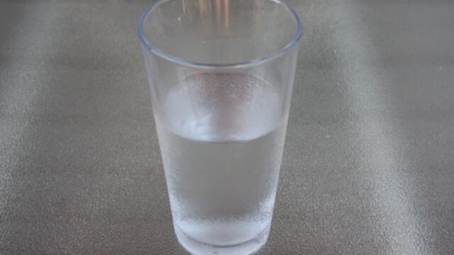 ¿Realmente tomar 8 vasos de agua al día es bueno para la piel?