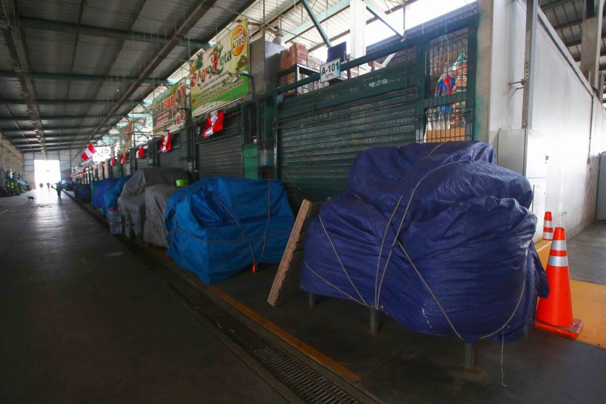 El centro de abastos del distrito de Santa Anita amaneció con la mayoría de puestos cerrados. Foto: GEC