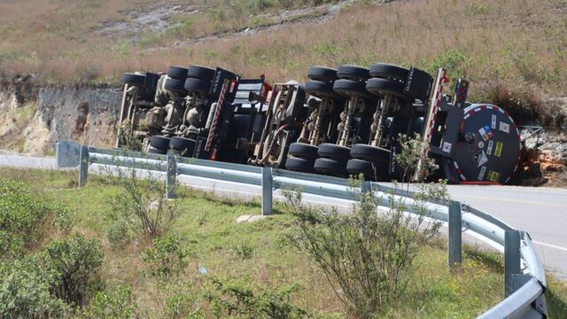 Cajamarca: camión que transportaba 30 mil litros de ácido clorhídrico se volcó en la carretera de Namora