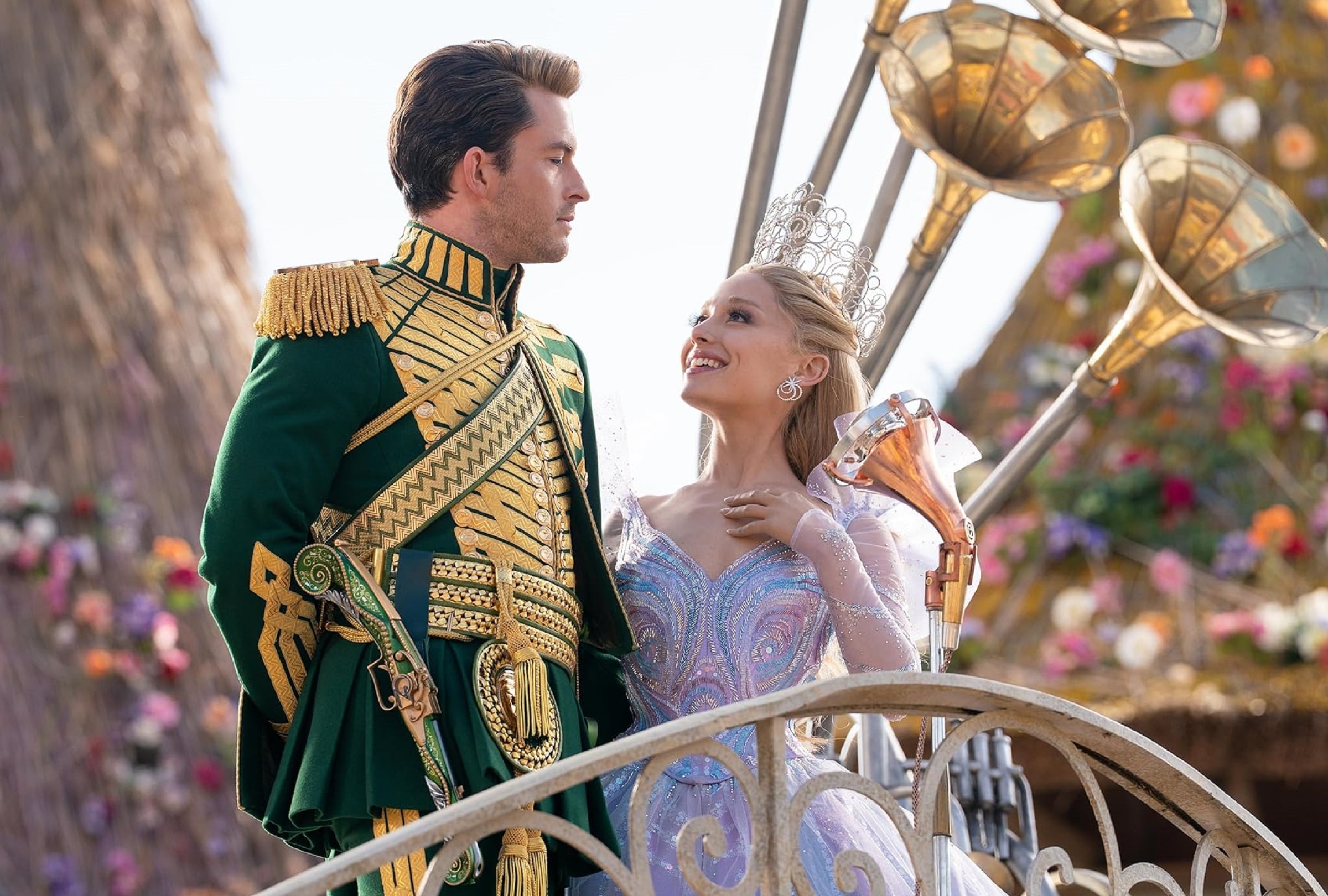 Jonathan Bailey retoma el papel de Fiyero Tiggelaar y Ariana Grande retoma el papel de Glinda Upland en la película "Wicked: Por siempre" (Foto: Universal Pictures)