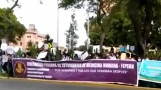 Estudiantes de medicina realizan plantón frente a sede del Minsa para exigir inicio del internado 2022 | VIDEO 