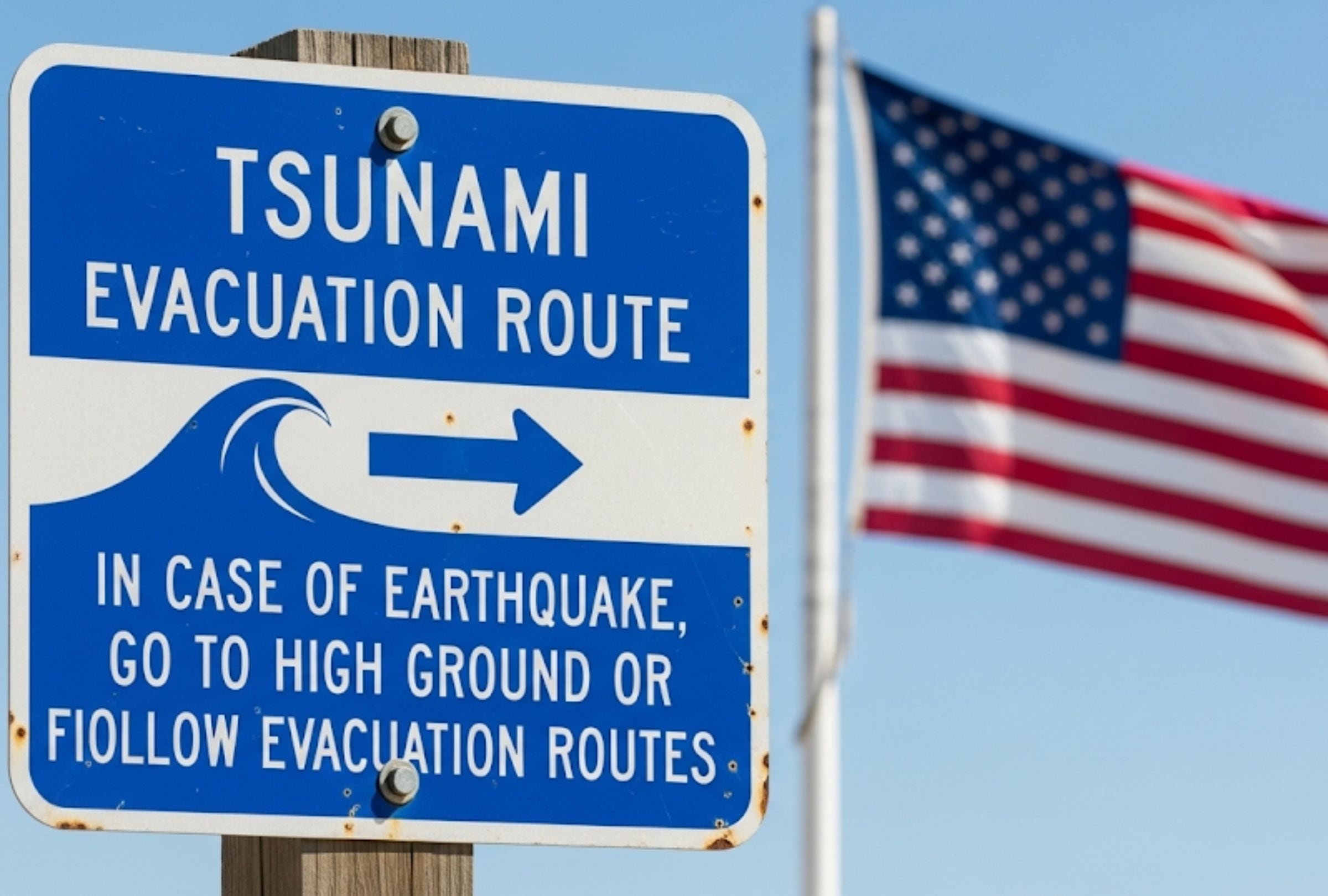 Un terremoto de magnitud 8,8 en la península rusa de Kamchatka provocó olas de tsunami en Hawái, California, Oregón, Washington y Alaska. (Foto: AI / Composición Mag)