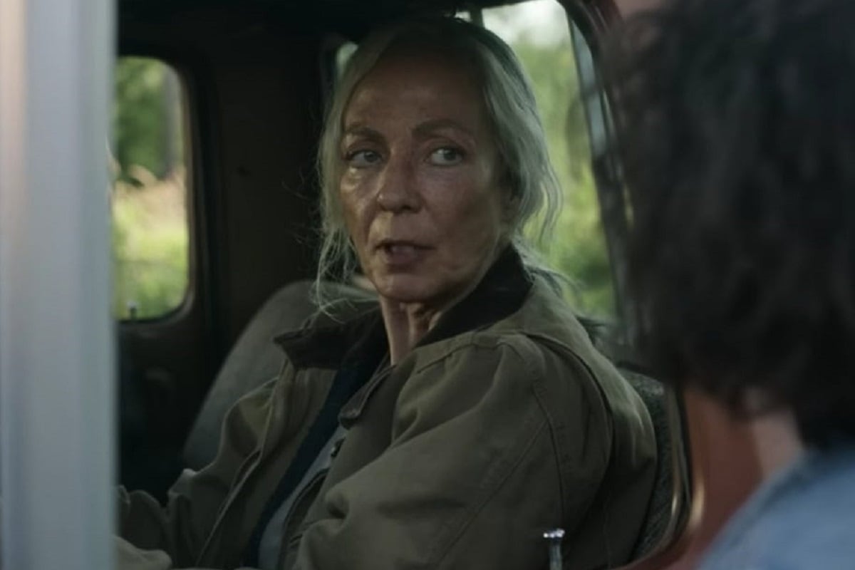 Lou dándole indicaciones a su vecina antes de la tormenta (Foto: Netflix)