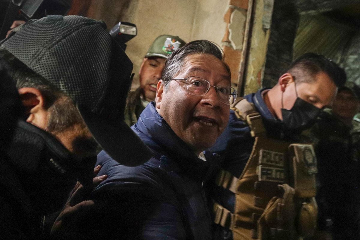 El expresidente de Bolívia Luis Arce habla con periodistas a su llegada a la cárcel de San Pedro este viernes, en La Paz. Foto: EFE/ Gabriel Márquez