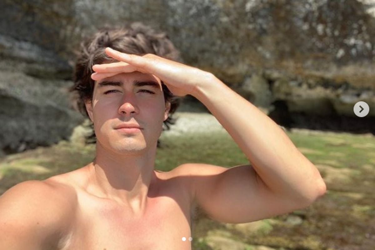 Una imagen de julio de 2019, donde el actor manda buenas vibras a sus seguidores, tal como escribió en la leyenda (Foto: Manuel Masalva / Instagram)