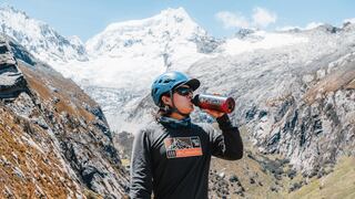 Dos peruanos desafían los límites en la montaña y el mar en un solo día