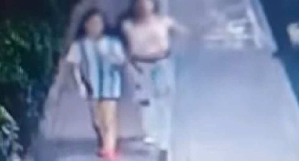 Imagen de dos de las tres menores previa a su desaparación, cuando caminaban por el condominio en El Agustino donde viven. Foto: Difusión.